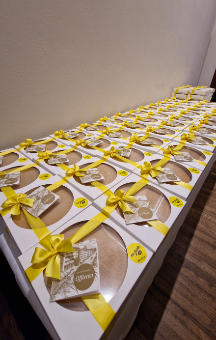 Kleiner Obladen mit gelber Schleifen als Geschenk eingepackt