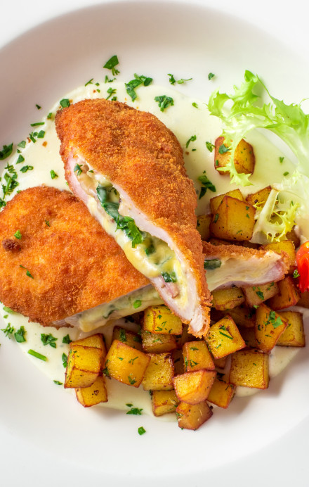 Cordonbleu gefüllt mit Spinat und mit Kartoffeln, Salat