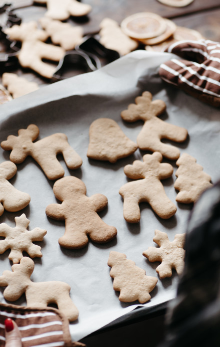 Weihnachtskekse auf einem Blech