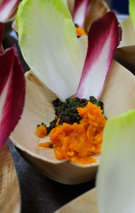 Rohkostsalat in einer Palmblattschale mit Karotten, Chicorée und Linsen