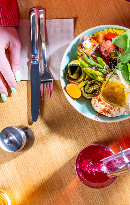 Tisch von oben mit bunten Bowls