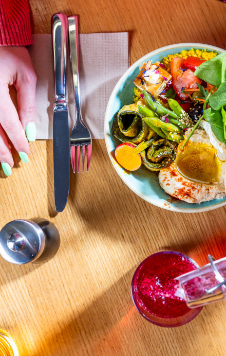 Tisch von oben mit bunten Bowls