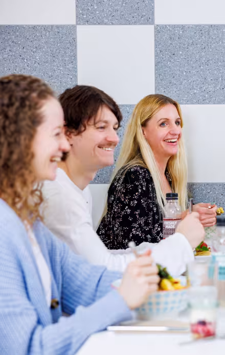 Menschen an einem gedeckten Tisch
