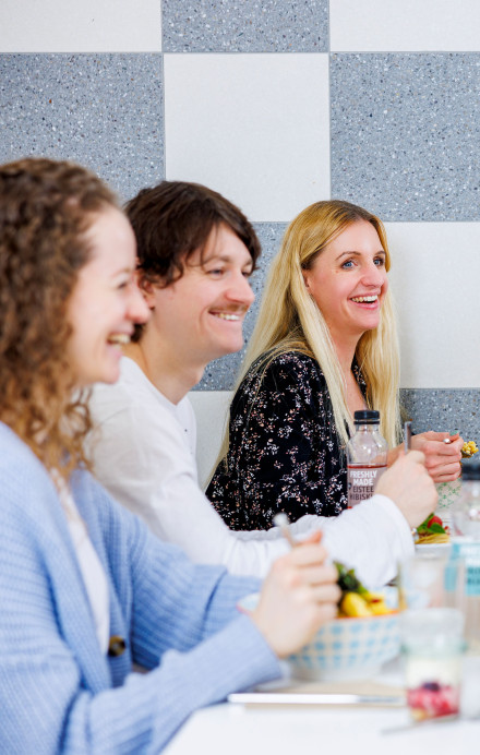 Menschen an einem gedeckten Tisch