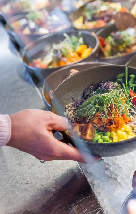 Bowls im Buffet mit frischen Zutaten