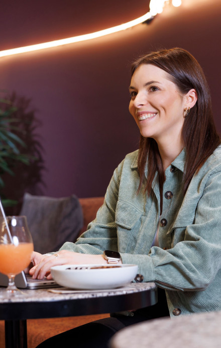 Frau an einem Laptop beim Arbeiten