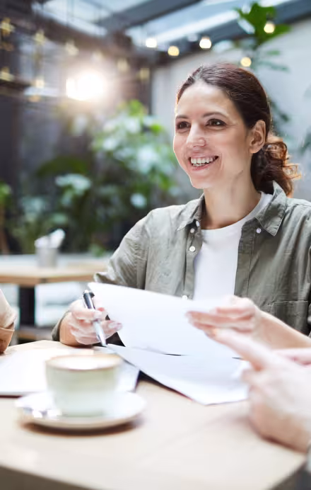 Menschen die gemeinsam arbeiten und Kaffee trinken