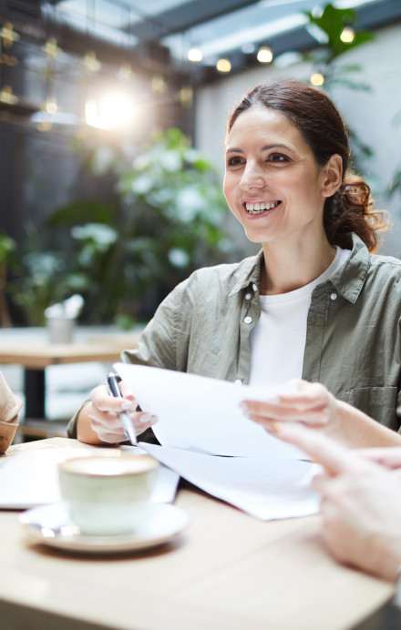 Menschen die gemeinsam arbeiten und Kaffee trinken