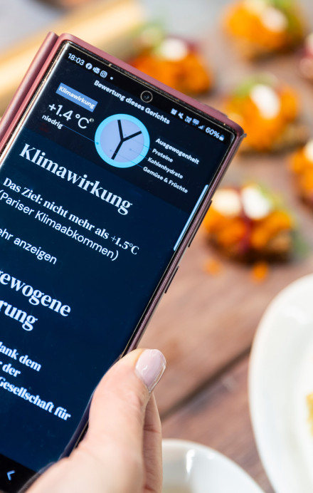 Handy mit Klimawirkung dahinter Catering