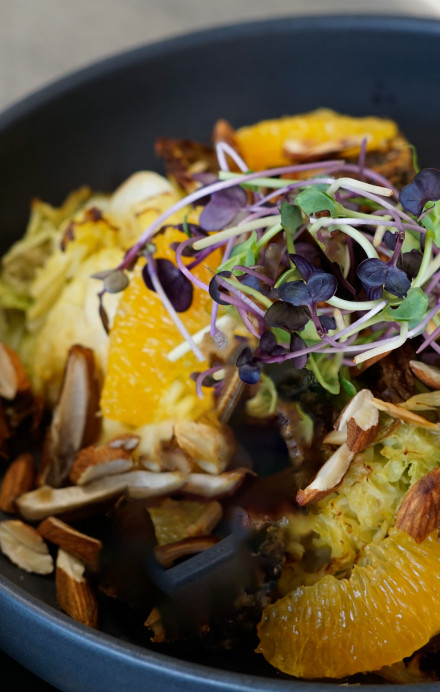 Angerichtete Bowl mit Federkohl und Orangenfilets