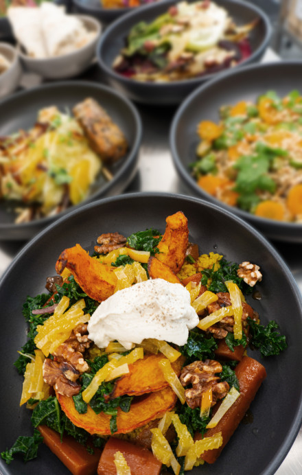 Angerichtete Bowl mit Kürbis und Bulgur