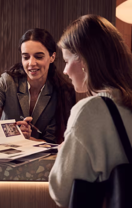 Frau beim Check-in an einer Hotelrezeption