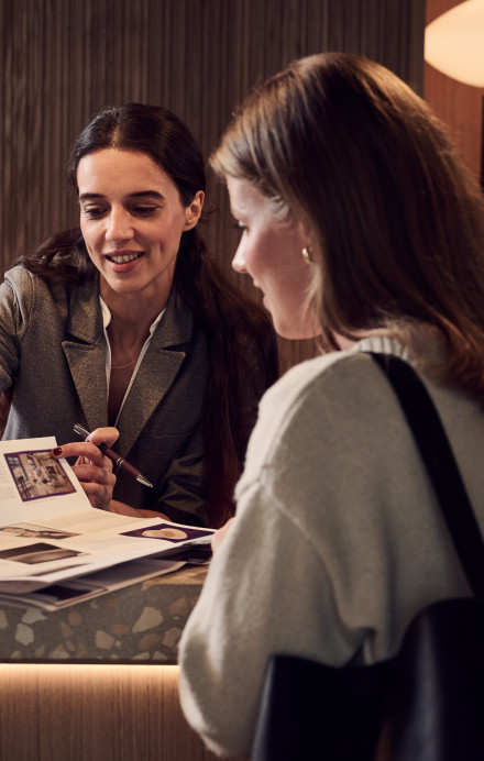 Frau beim Check-in an einer Hotelrezeption