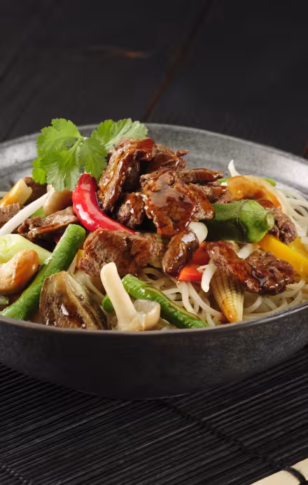Bowl mit Asianudeln und Pflanzenhack