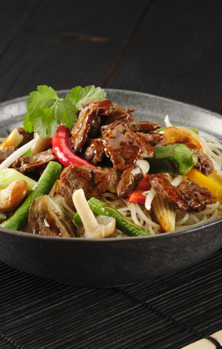 Bowl mit Asianudeln und Pflanzenhack