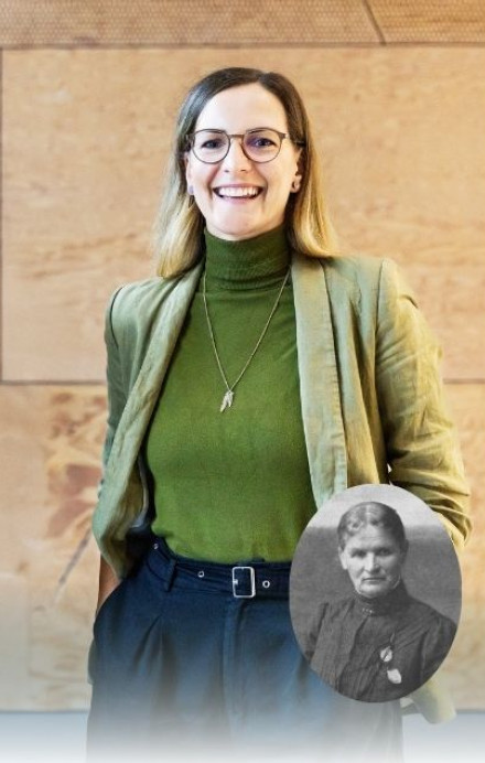 Frau in Farbe lächelt in die Kamera, im Bild integriert ist ein historisches Porträt