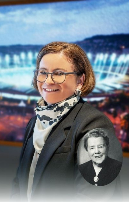 Frau in Farbe lächelt in die Kamera, im Bild integriert ist ein historisches Porträt