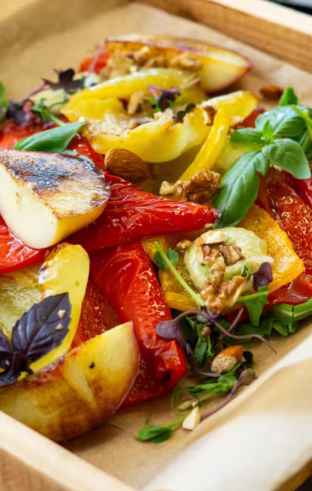 Gericht mit veganen Zutaten Nektarinen, Peperoni, 