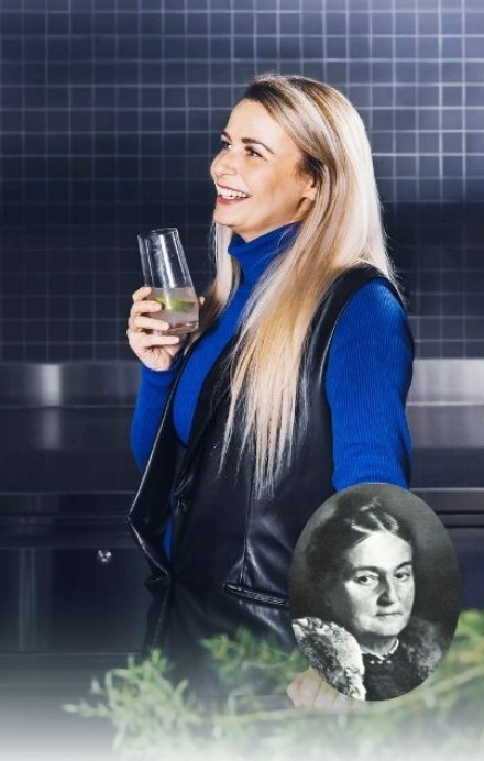 Frau in Farbe lächelt in die Kamera, im Bild integriert ist ein historisches Porträt