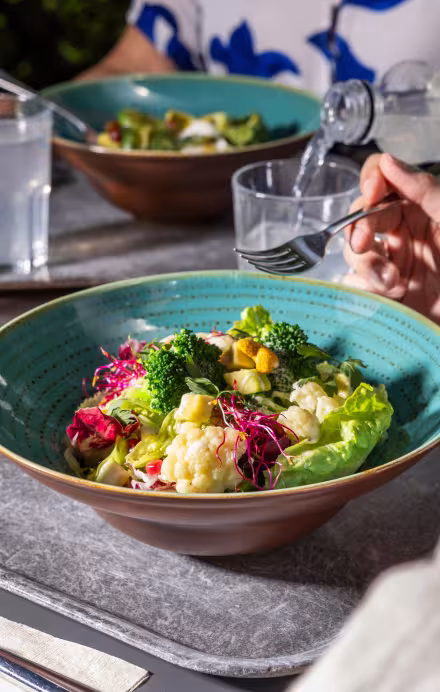 Salat auf einem Restauranttisch im Freien
