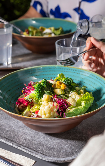 Salat auf einem Restauranttisch im Freien