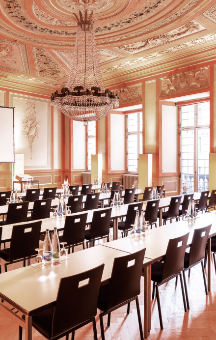 Aufnahme des bestuhlten Seminarraums im Hotel Rüden 