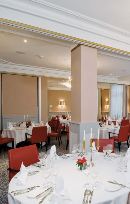 Runde Tische mit Bestuhlung im Hotel Tamina