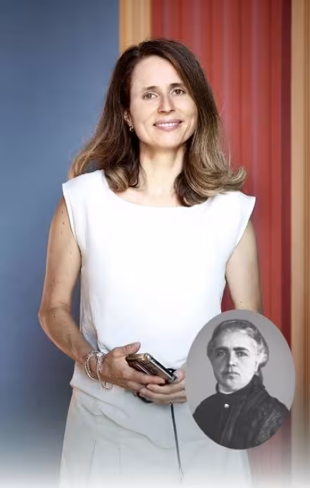 Frau blickt lächelnd in die Kamera, ein historisches Bild zeigt unten eine Pionierin