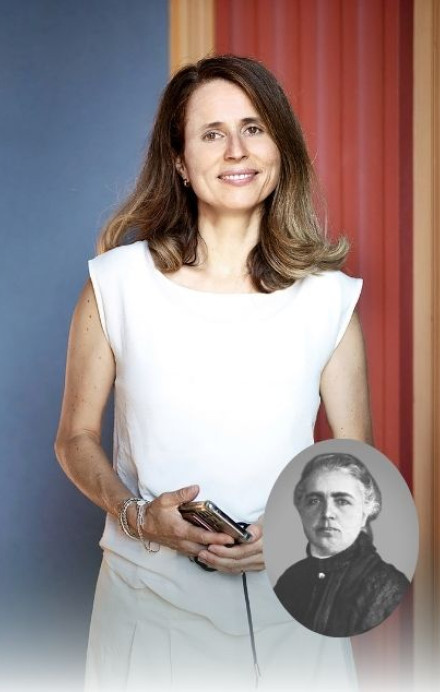 Frau blickt lächelnd in die Kamera, ein historisches Bild zeigt unten eine Pionierin