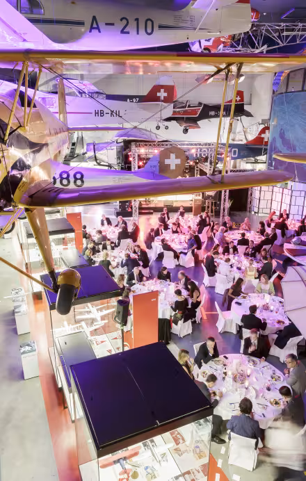 Ansicht von oben auf die Ausstellungshalle Flugverkehr im Verkehrshaus Luzern mit einem stattfindenden Event