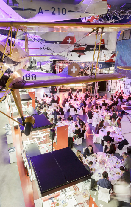 Ansicht von oben auf die Ausstellungshalle Flugverkehr im Verkehrshaus Luzern mit einem stattfindenden Event