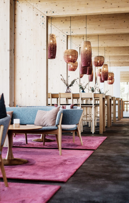 Innenansicht Restauarant Bellavista mit Loungesesseln und offener Küche im nordischen Design