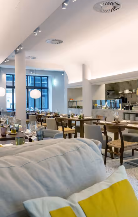 Innenansicht Restaurant Enja mit bequemen Sitzgelegenheiten