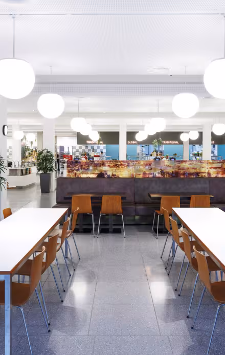Innenansicht Restaurant Pionier mit moderner Einrichtung, helle Tische und braunen Sitzgelegenheiten
