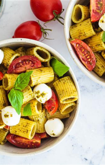 Schüssel mit Rigatoni mit Pesto und Tomaten