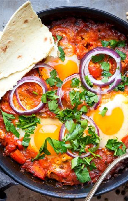 Pfanne mit Shakshuka und Fladenbrot