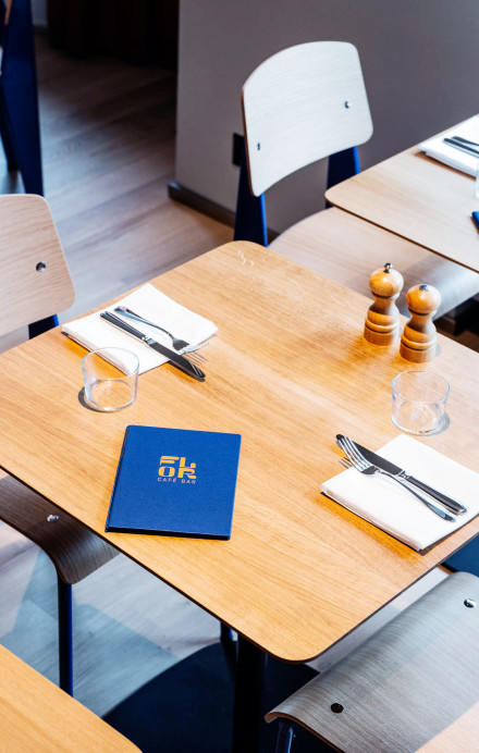 Innenansicht in der Café Bar Flor mit eingedeckten Tischen und Speisekarte