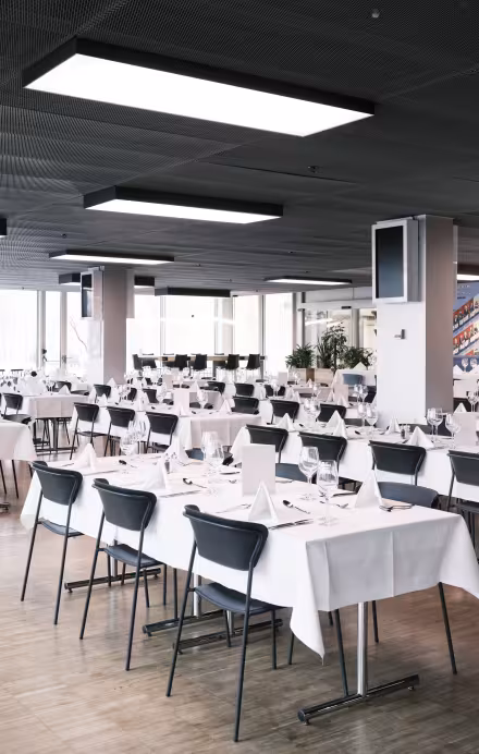 Innenansicht Restaurant Technorama als Eventlocation mit eingedeckten Tischen