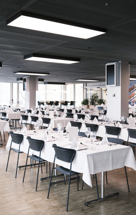 Innenansicht Restaurant Technorama als Eventlocation mit eingedeckten Tischen