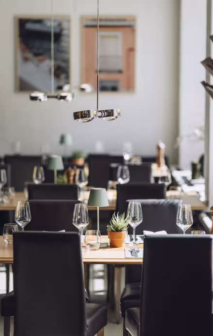 Tische und Stühle in mediterranem Restaurant SOL.
