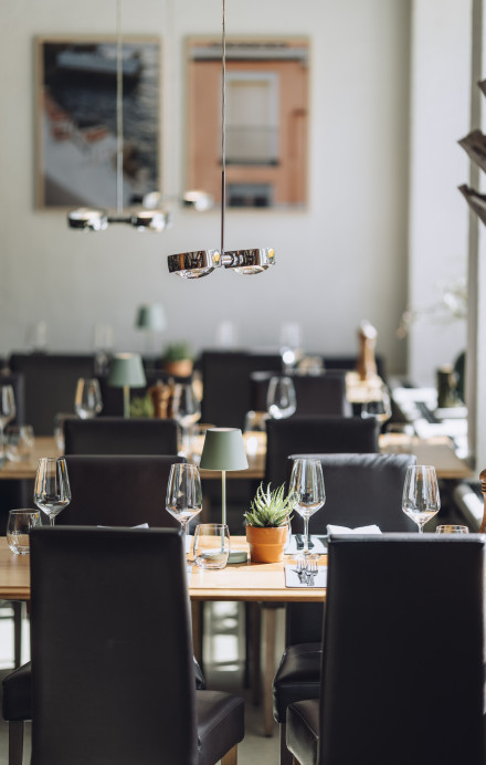 Tische und Stühle in mediterranem Restaurant SOL.