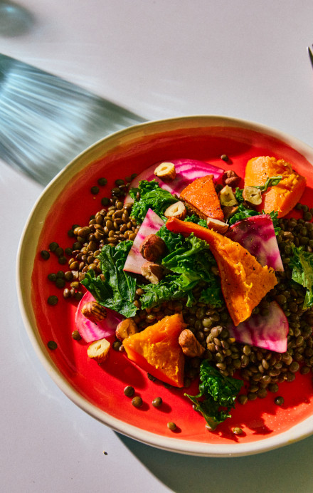 Bunter Teller mit vegetarischem Mittagessen.