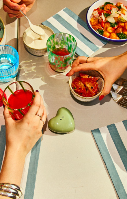 Ein Tisch mit buntem Geschirr und ausgewogenem Essen.