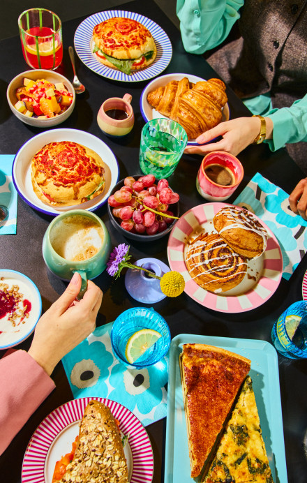 Gedeckter Tisch mit Händen bei einem Frühstück
