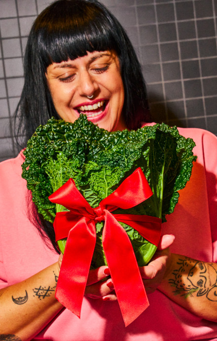 Frau hält einen Federkohl mit einer Schleife