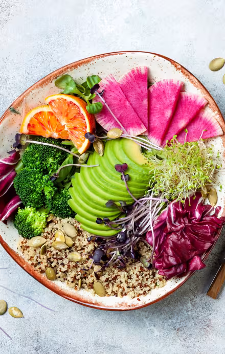 Bowl mit verschiedenem Gemüse und Früchten