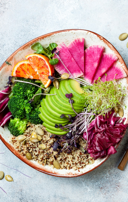 Bowl mit verschiedenem Gemüse und Früchten