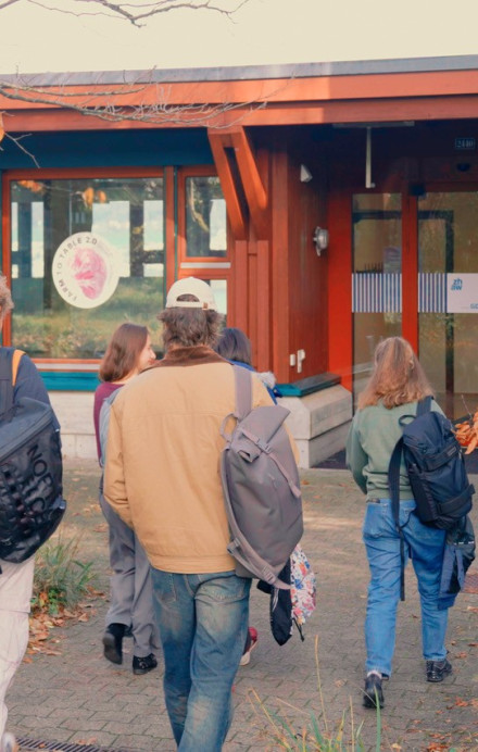 Personen laufen auf einen Eingang zu