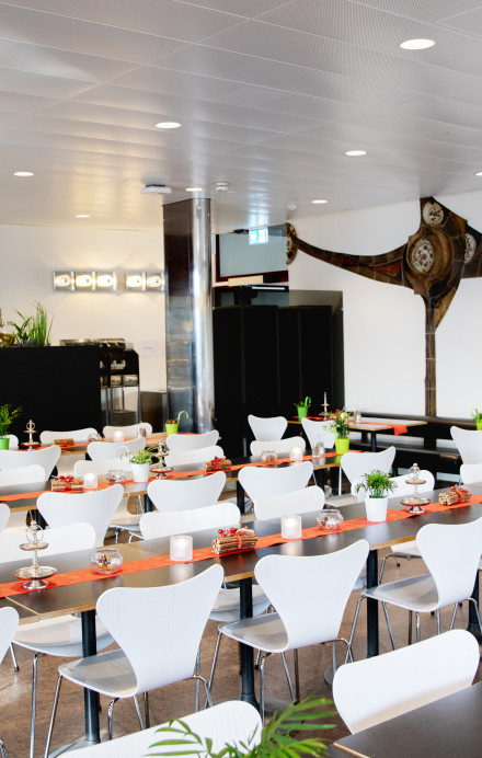 Ansicht Eventlocation im Botanischen Garten Zürich mit eingedeckten Tischen und Bestuhlung