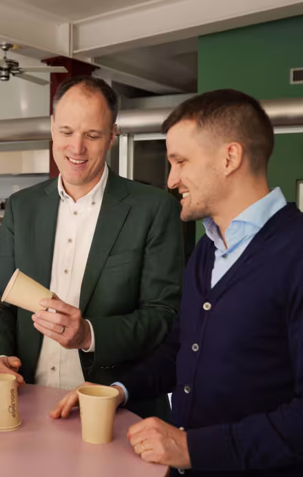 Vier Personen tauschen sich an einem Tisch aus